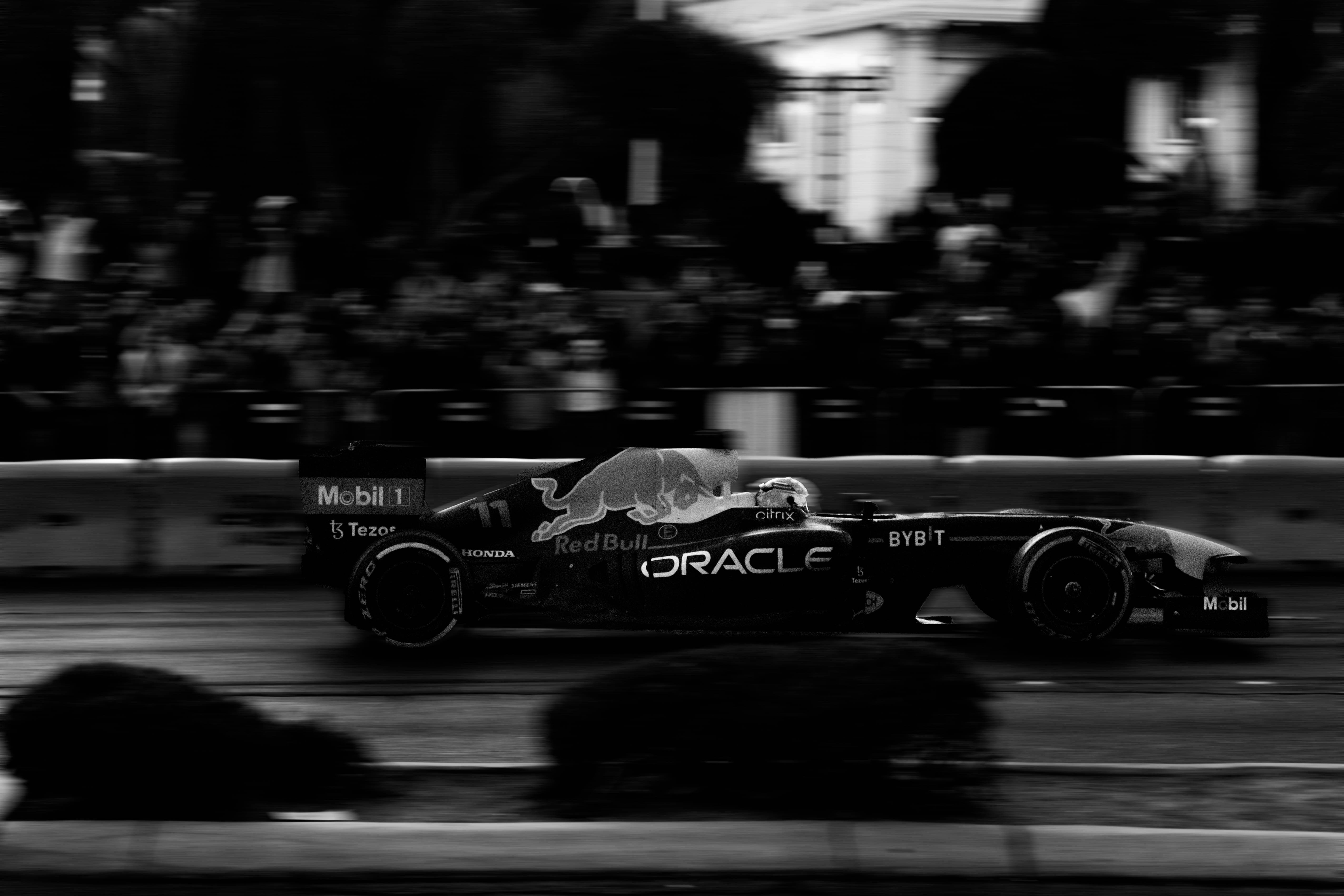 Monoplaza de Fórmula 1 iluminado en una carrera nocturna