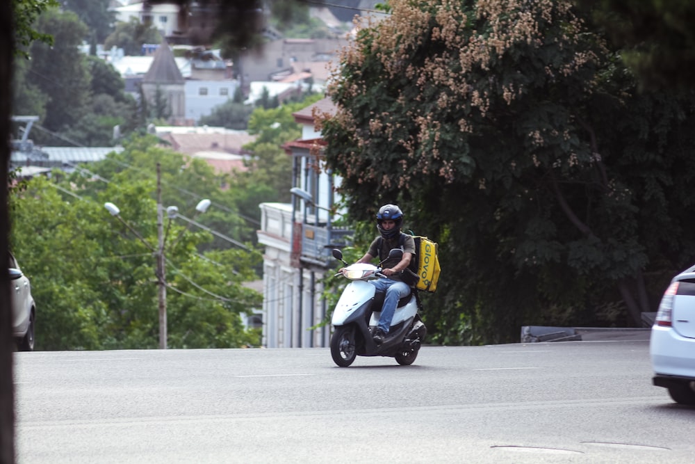 Un hombre montando una motocicleta