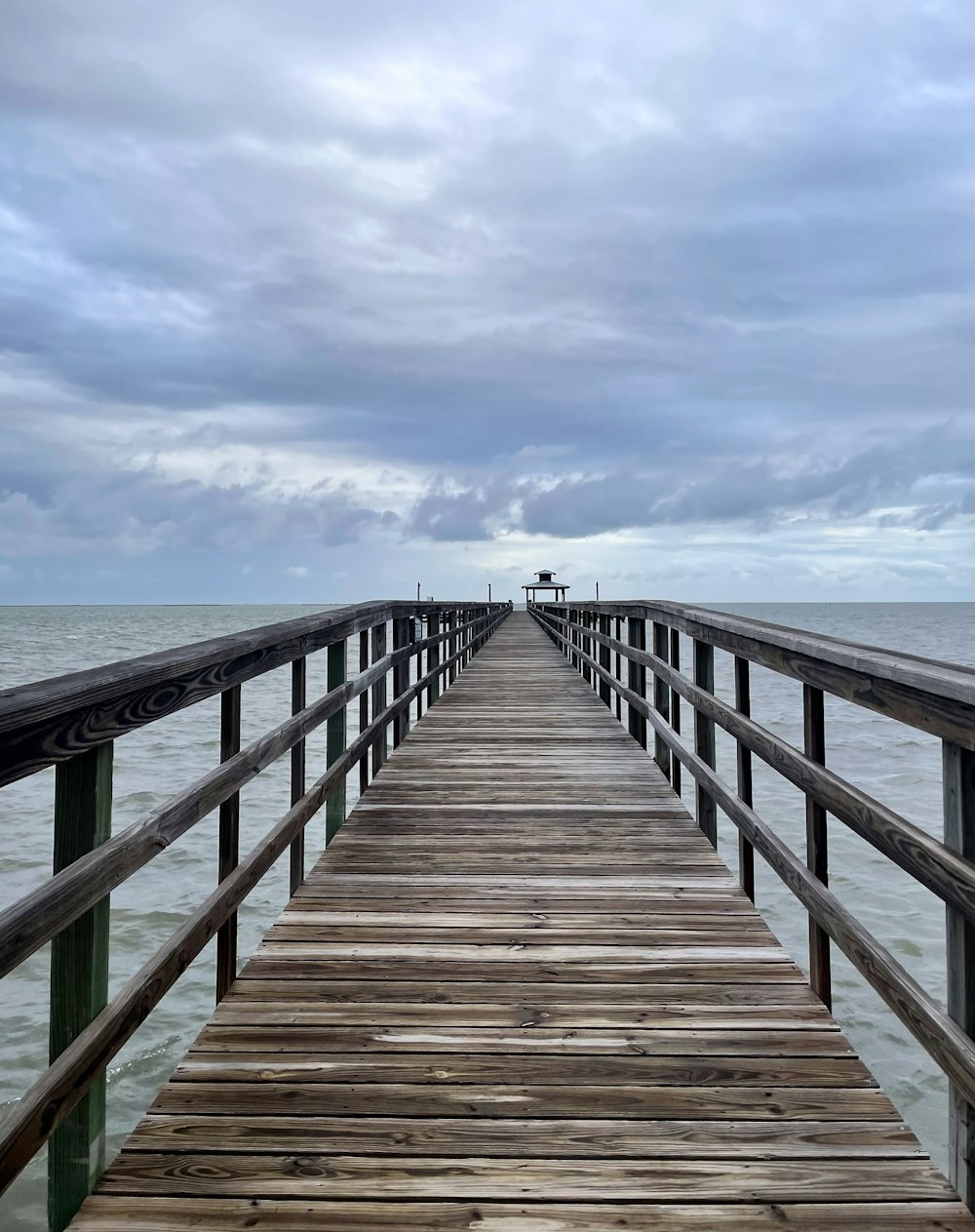 Eine Holzbrücke über Wasser