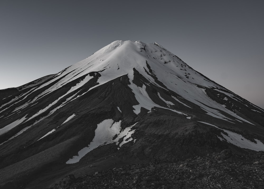 Ein Berg mit Schnee