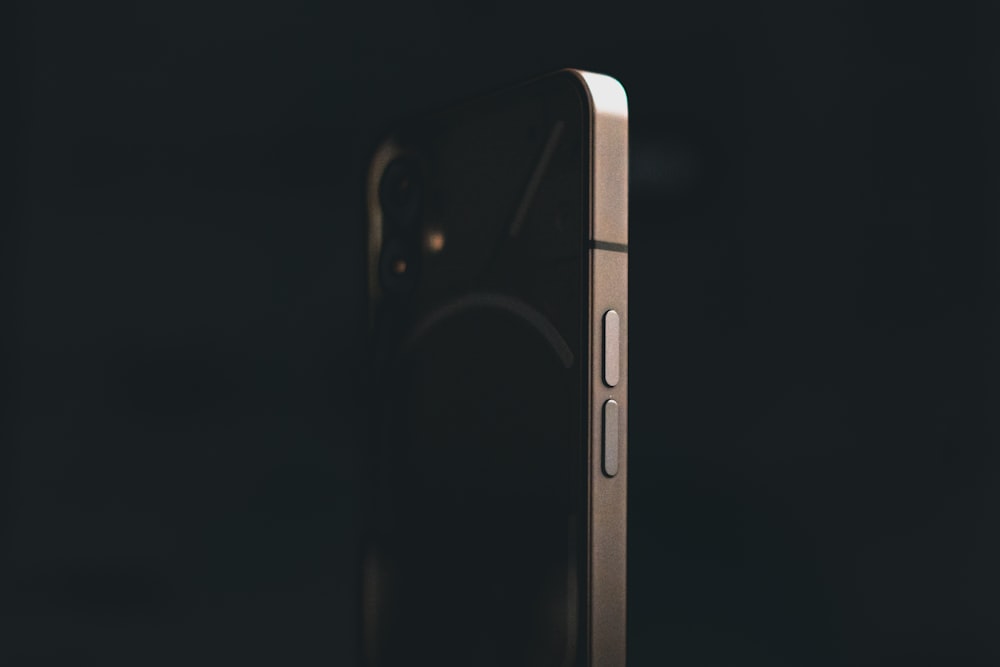 Un téléphone portable argenté et noir