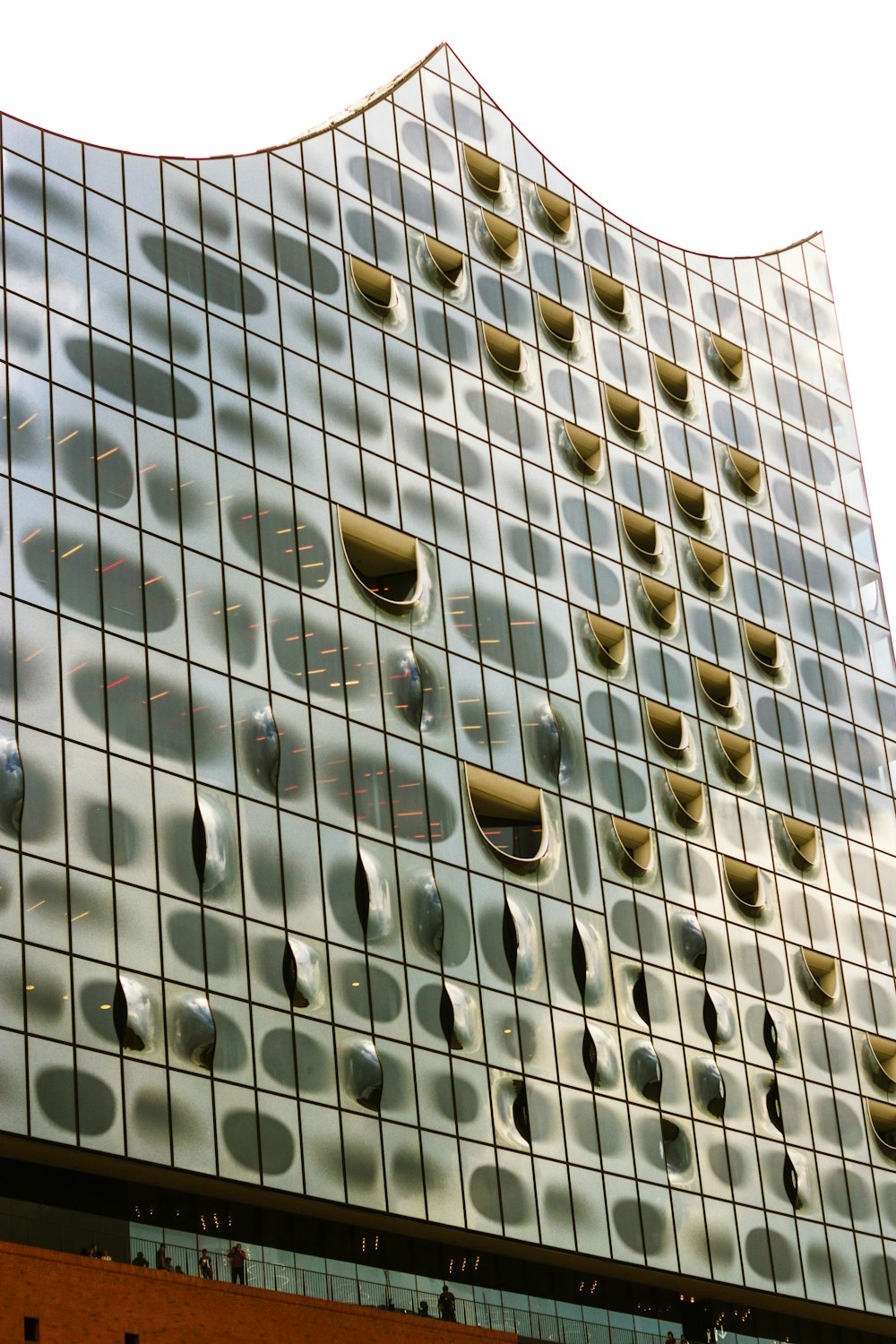 Un edificio con molte finestre