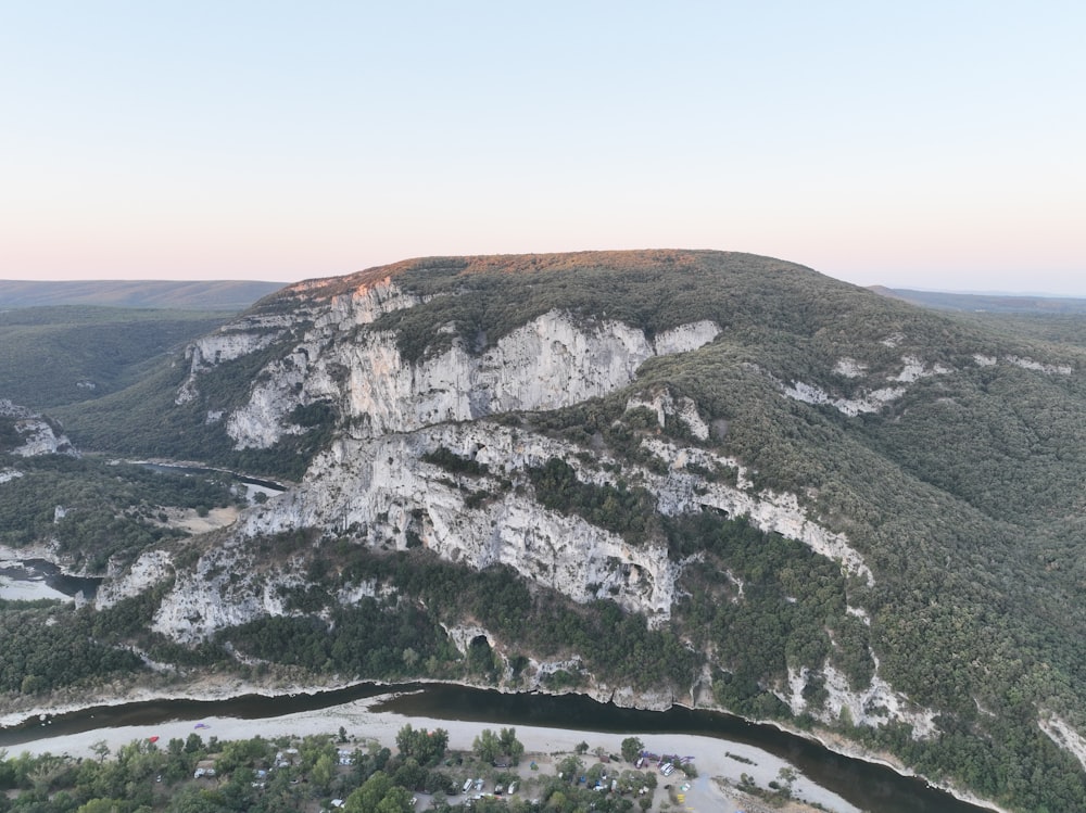 una grande montagna rocciosa