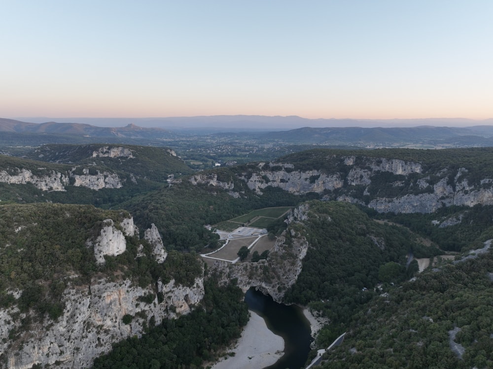 Un fiume che attraversa una valle