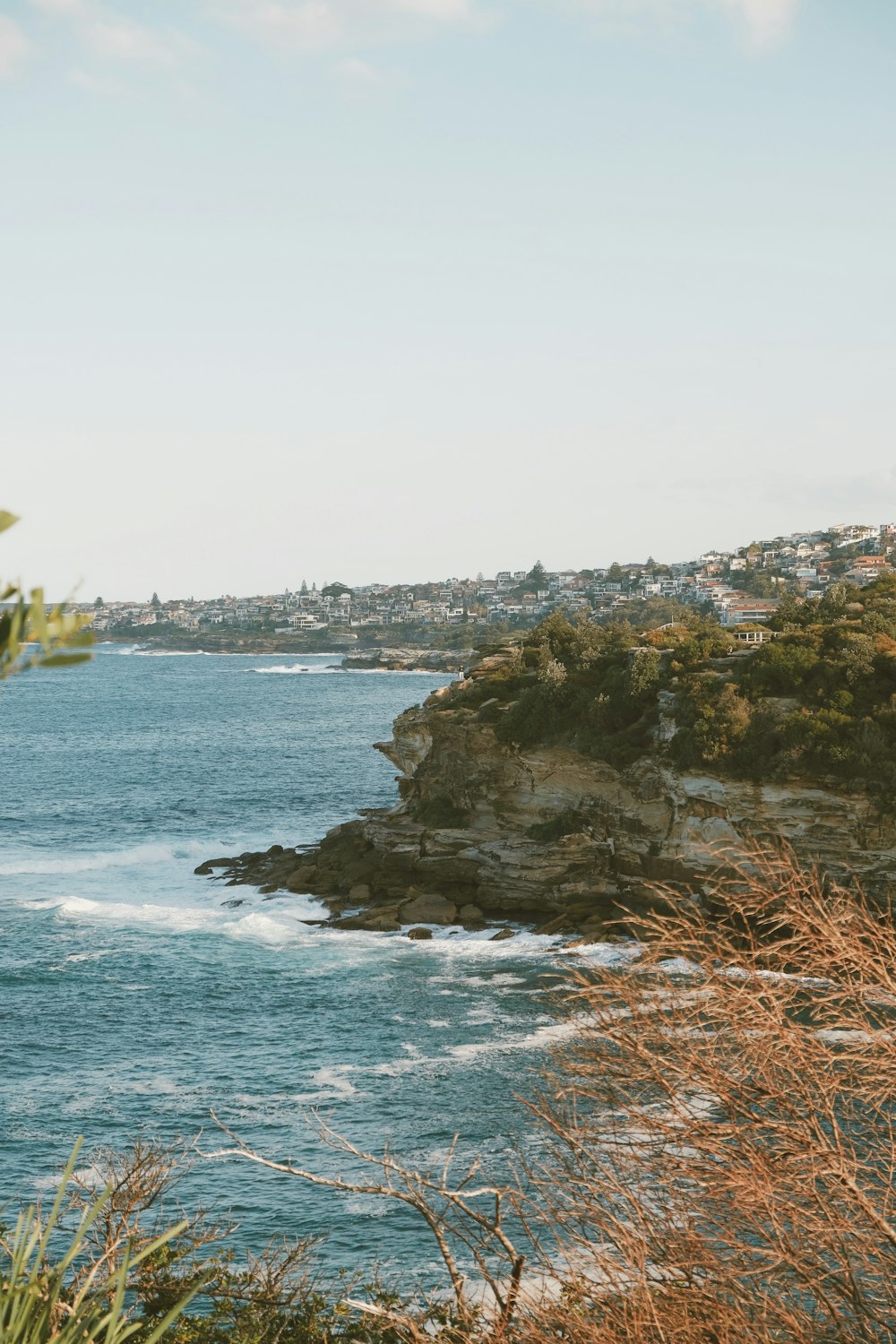 a rocky coast line