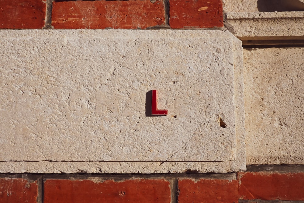 un mur de briques avec une enseigne dessus