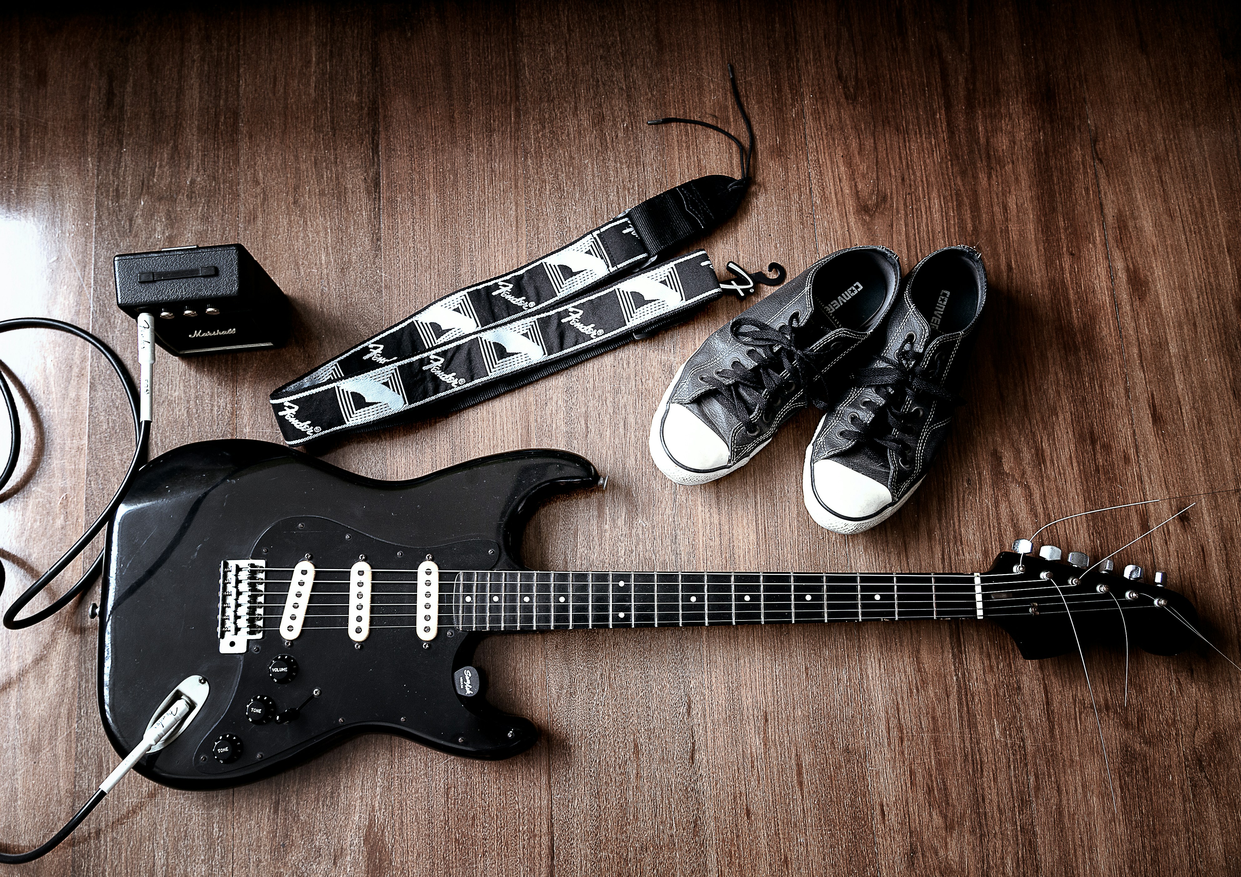 gitar dan sepasang sepatu
