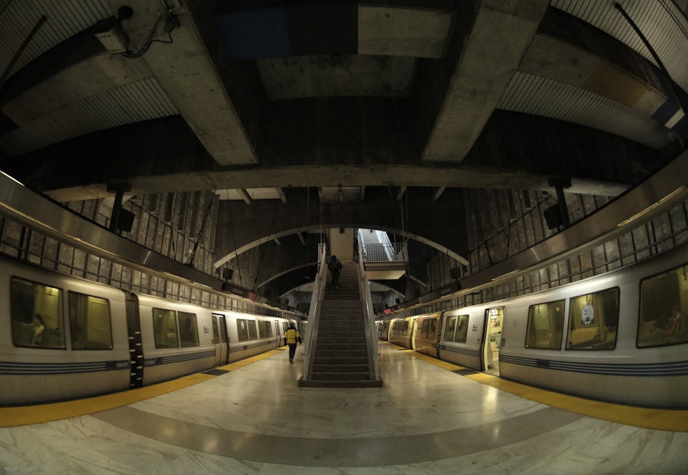 Una estación de tren con algunos trenes