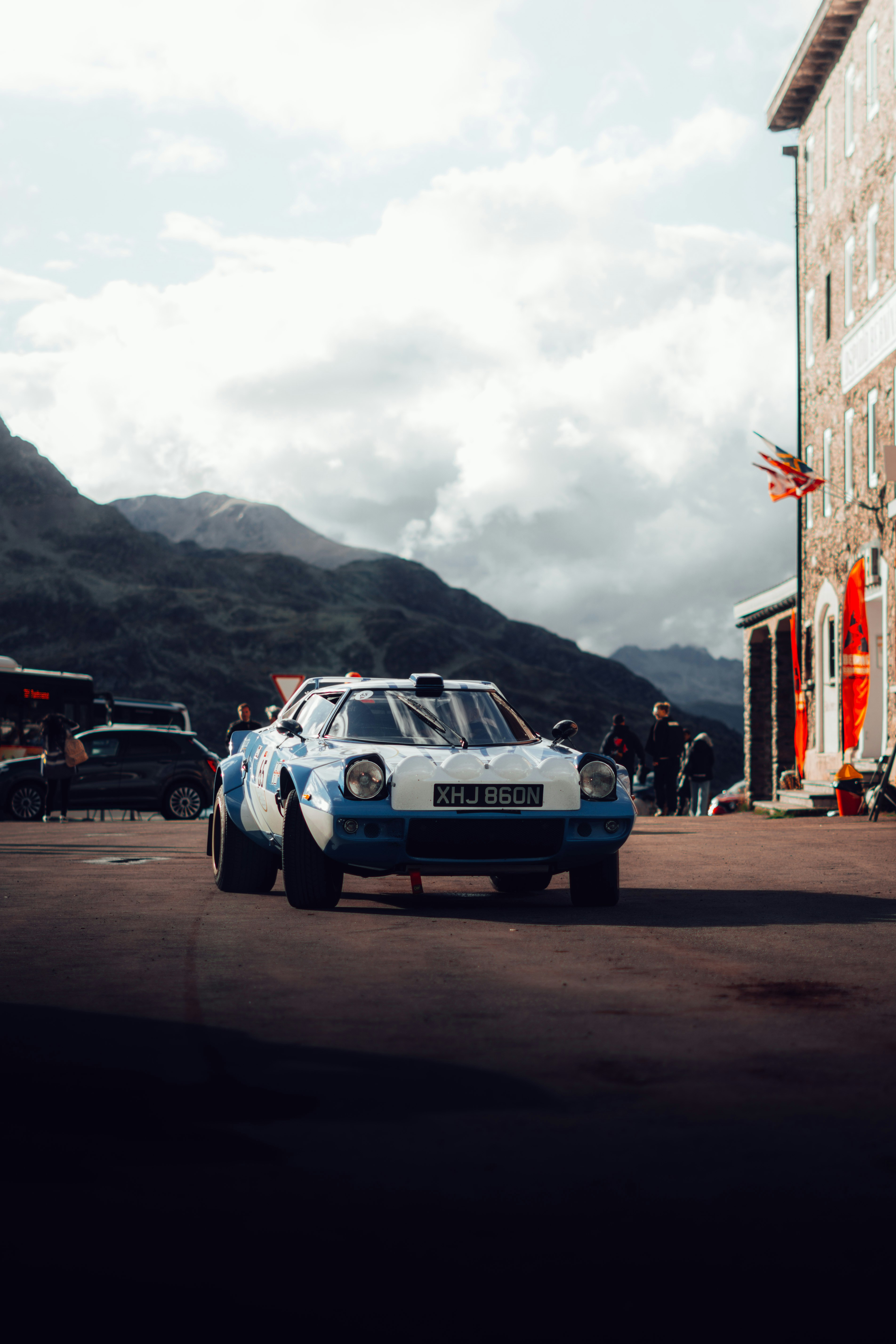 ein am Straßenrand geparktes Auto