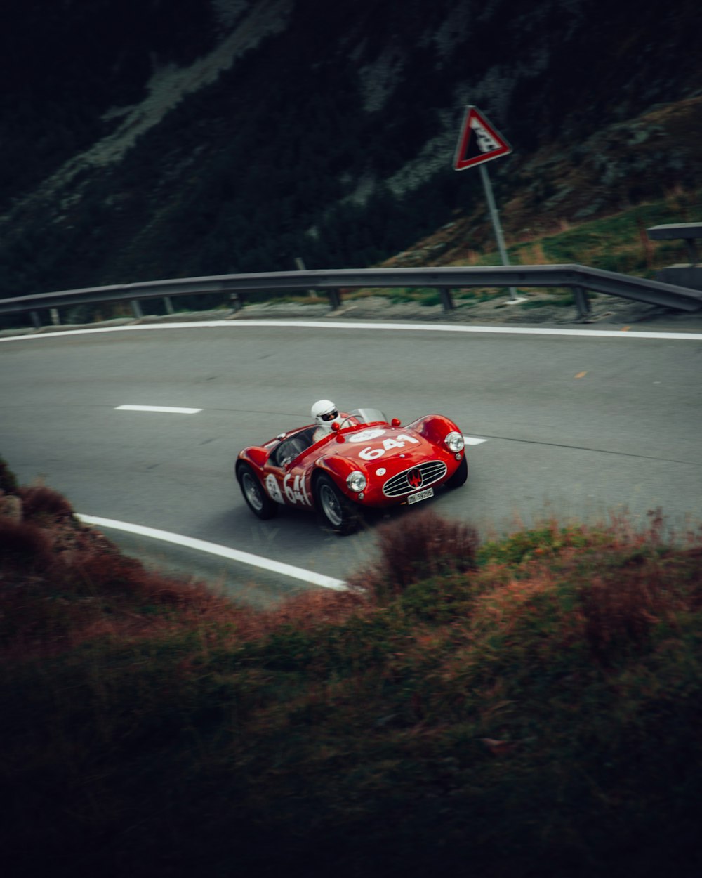 Un'auto da corsa rossa su una pista