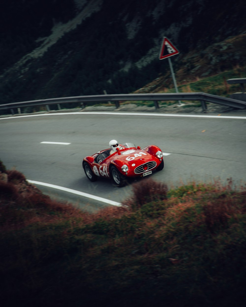 Un coche de carreras rojo en una pista