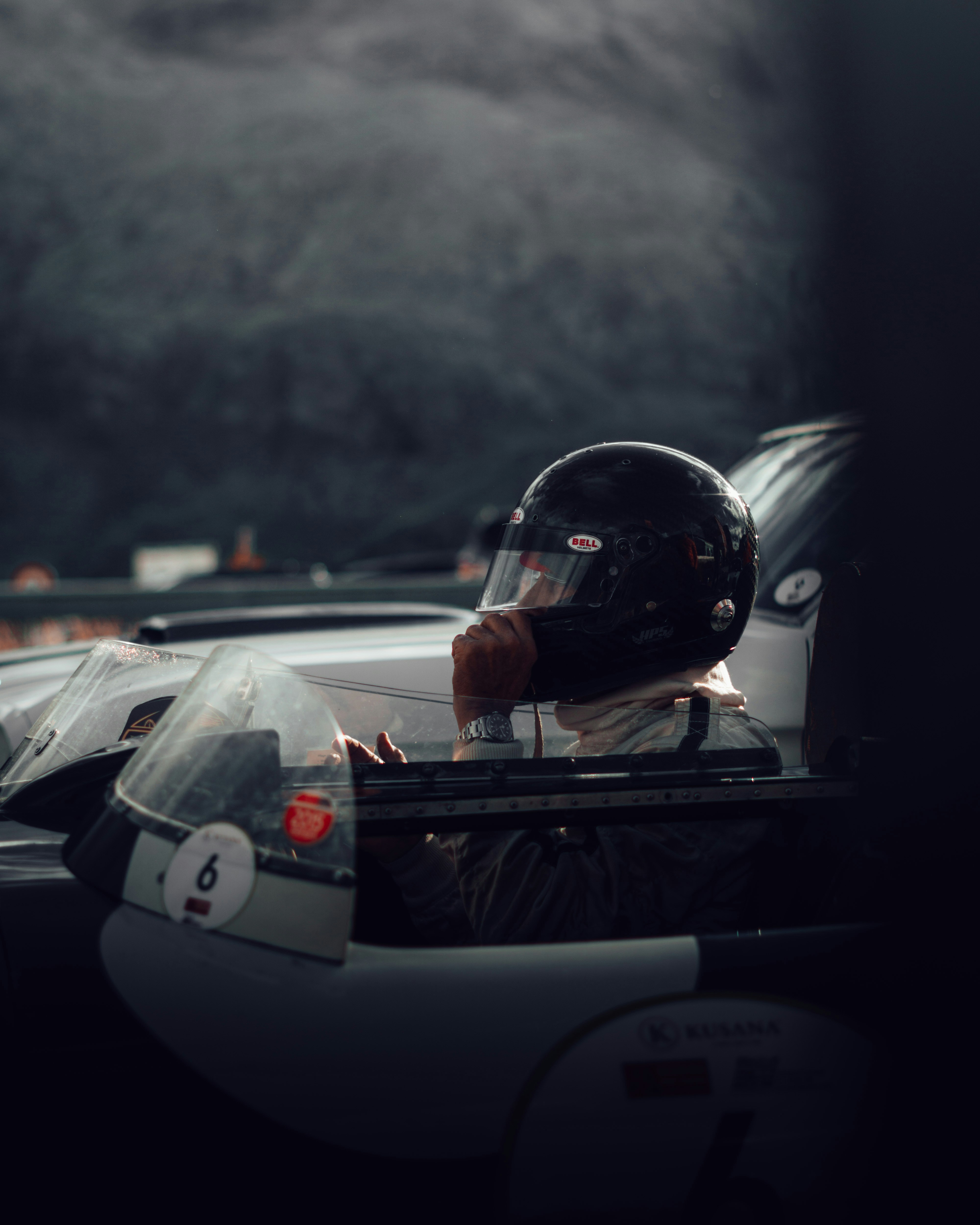 eine Person, die ein Auto fährt