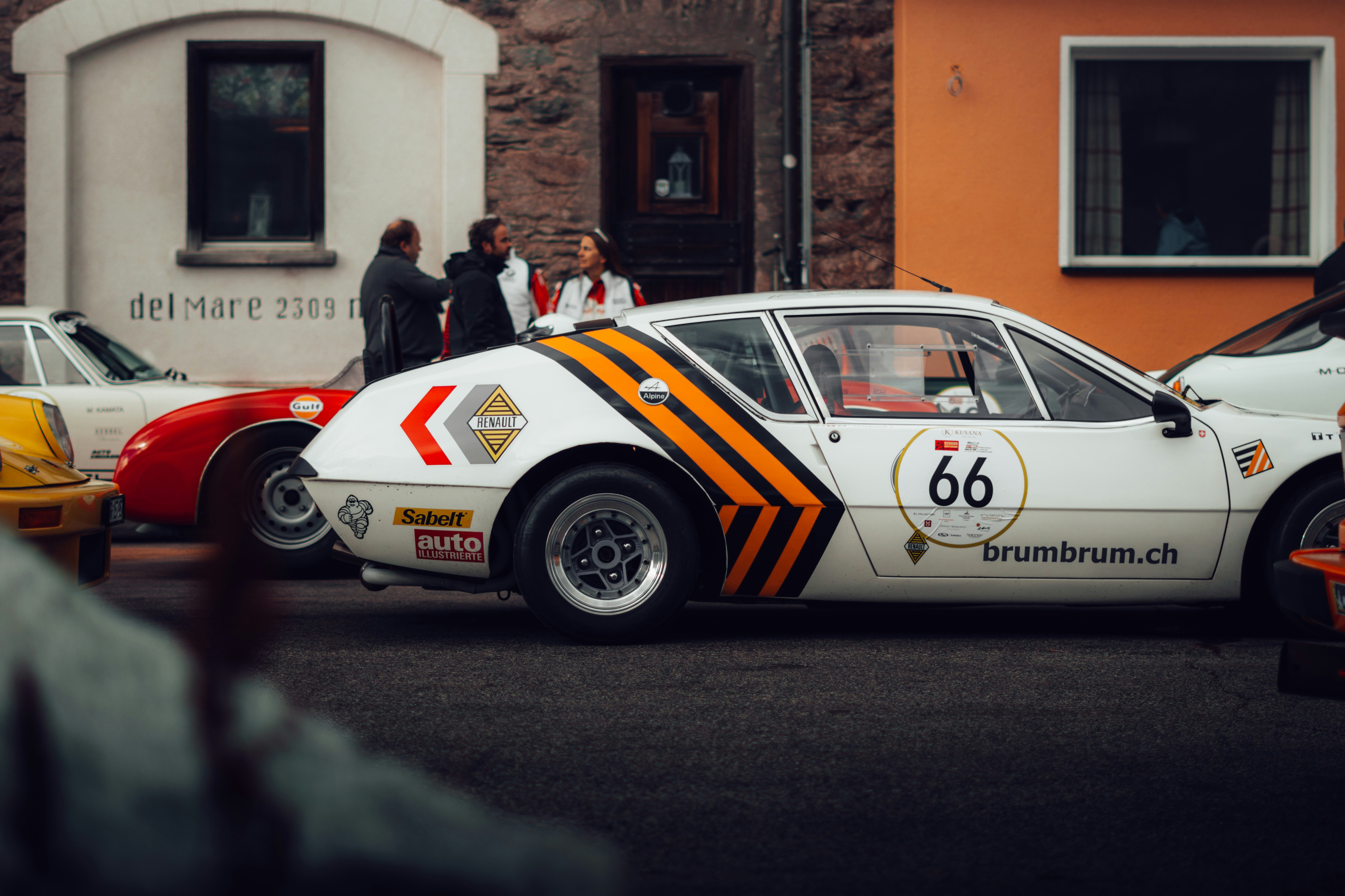 Eine Gruppe von Autos, die vor einem Gebäude geparkt sind