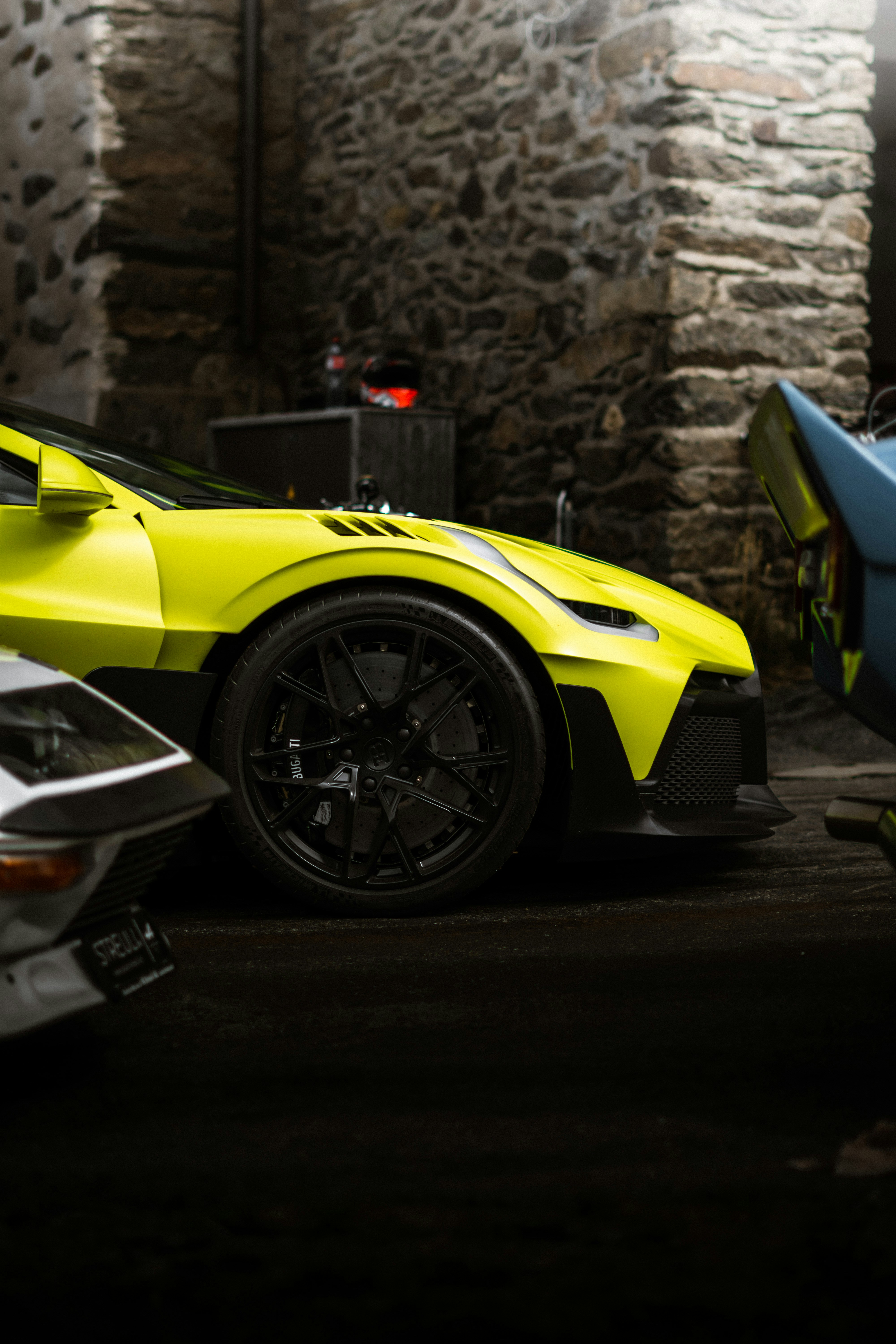 Ein gelber Sportwagen in einer Garage geparkt