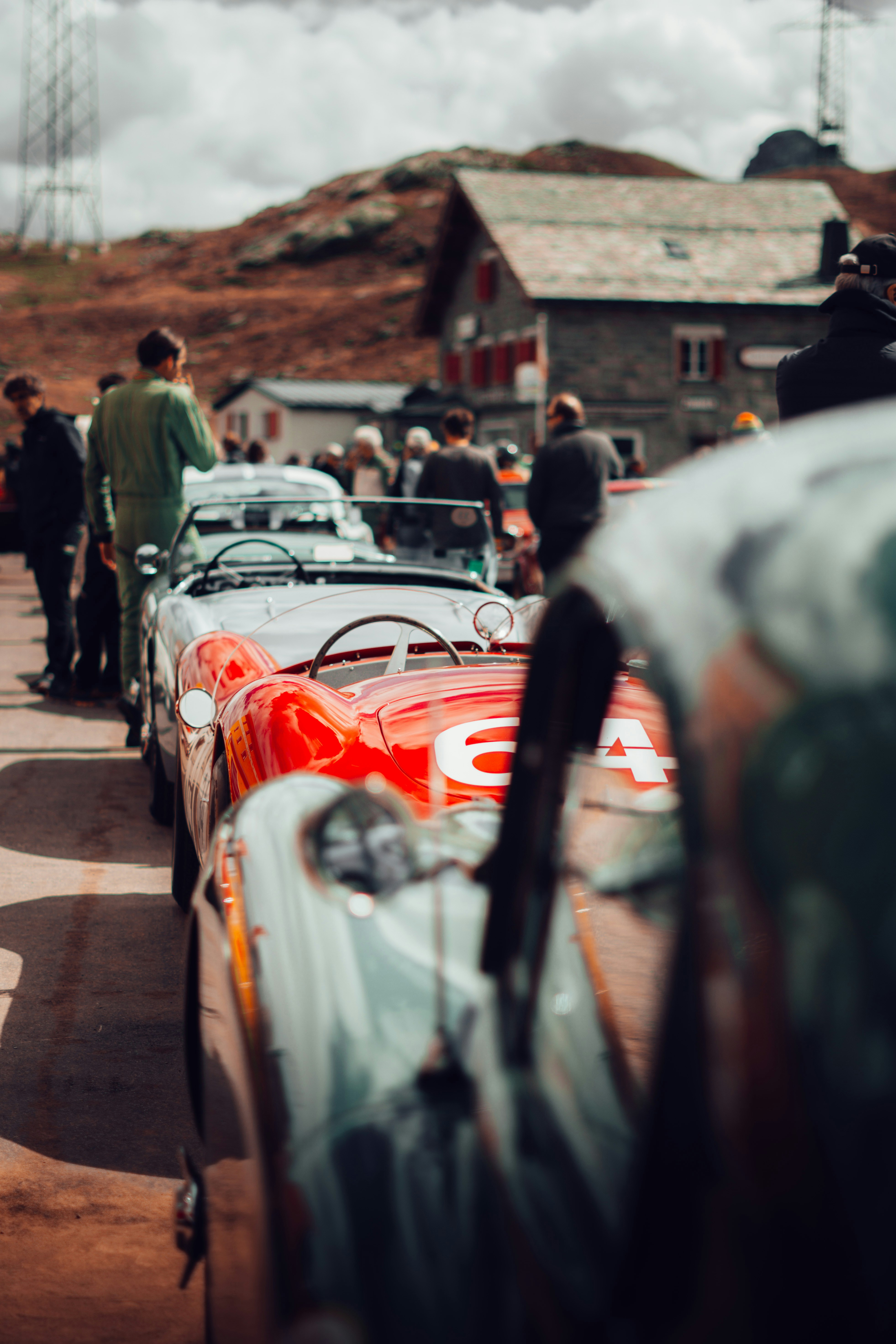 Eine Gruppe von Menschen, die um ein Auto herum stehen, das schwer beschädigt ist
