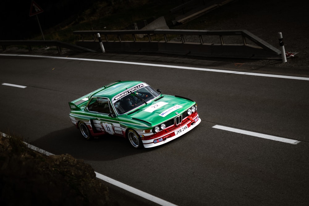 un coche de carreras en una pista de carreras