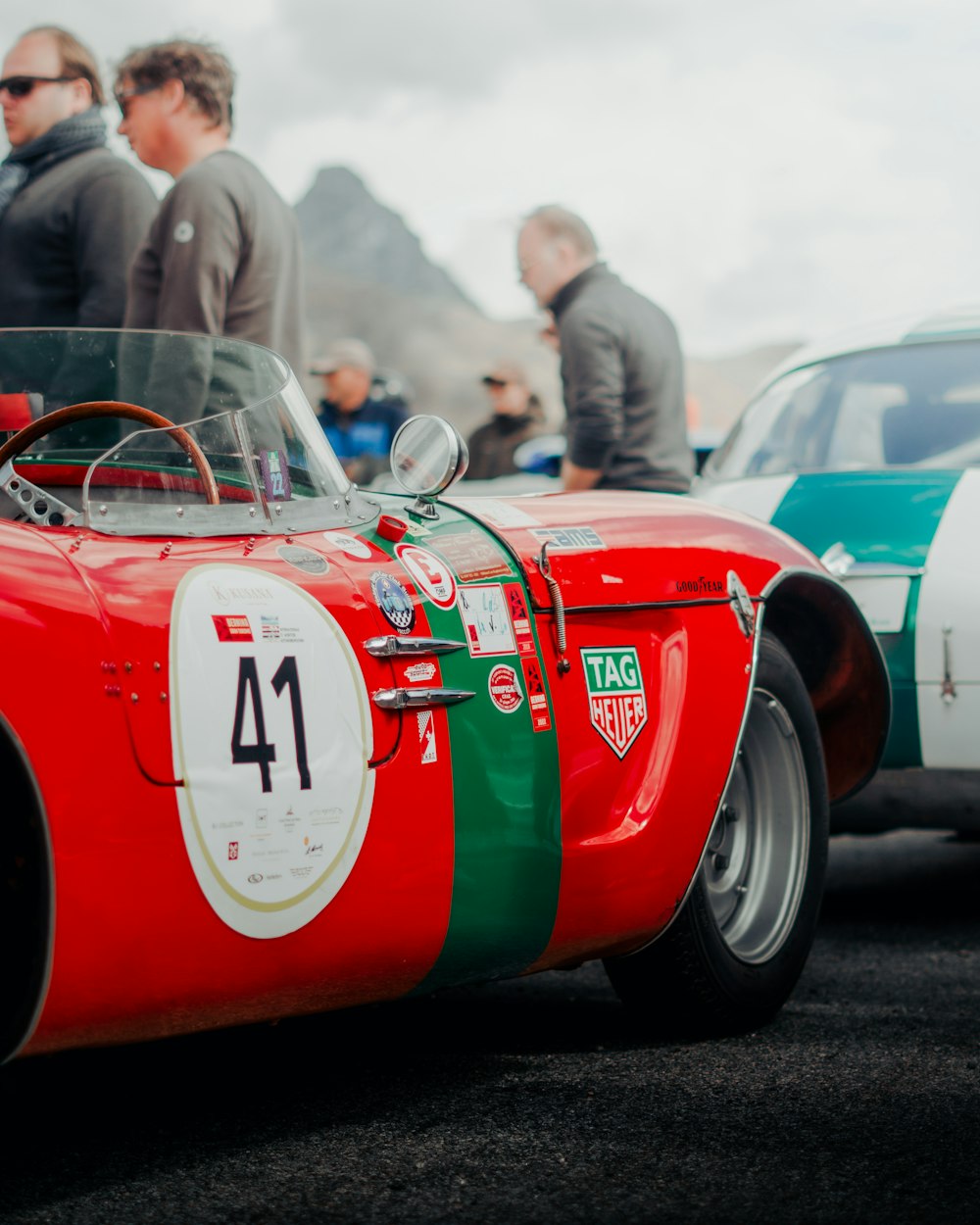 Un coche de carreras rojo y verde