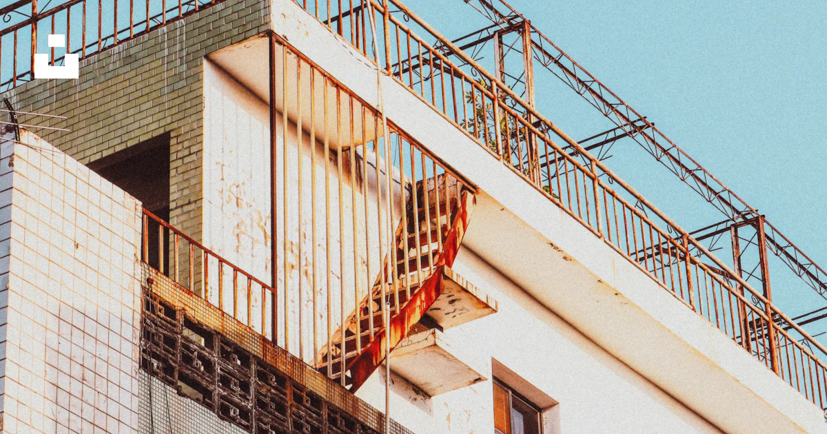A building with a metal railing photo – Free Taiwan Image on Unsplash
