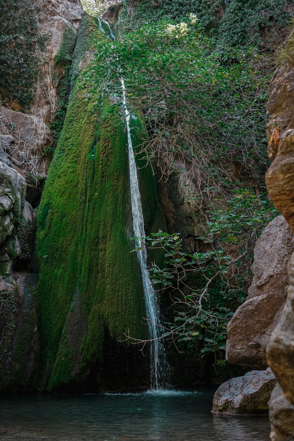 Ein Wasserfall in einer felsigen Gegend