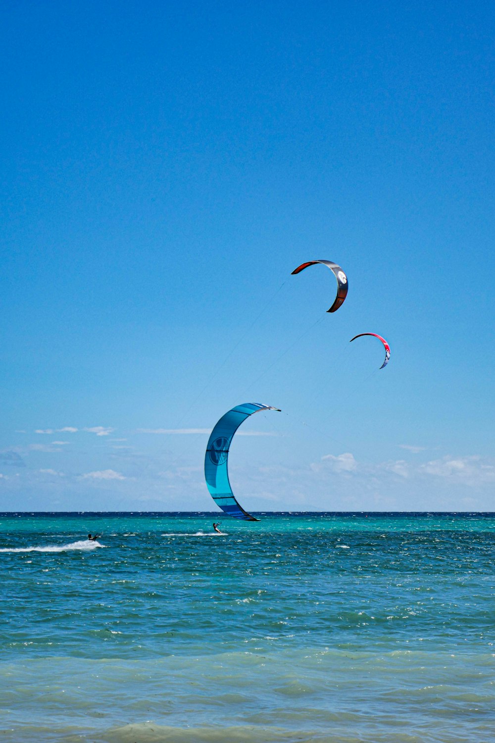 Gente parasailing en el océano