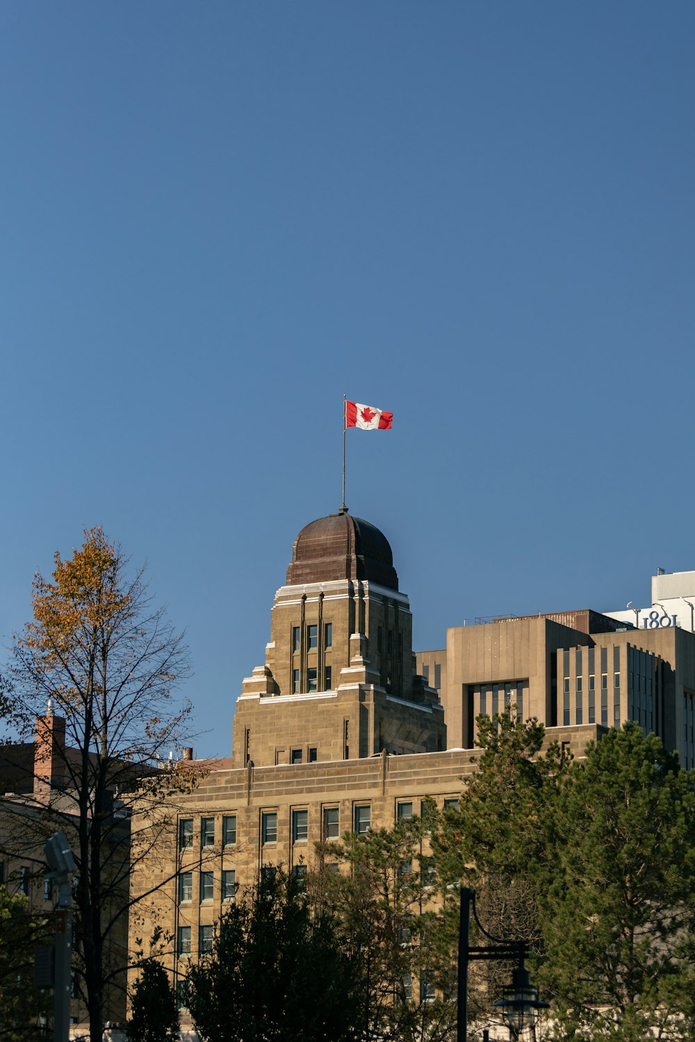 Una bandera ondeando en la parte superior de un edificio