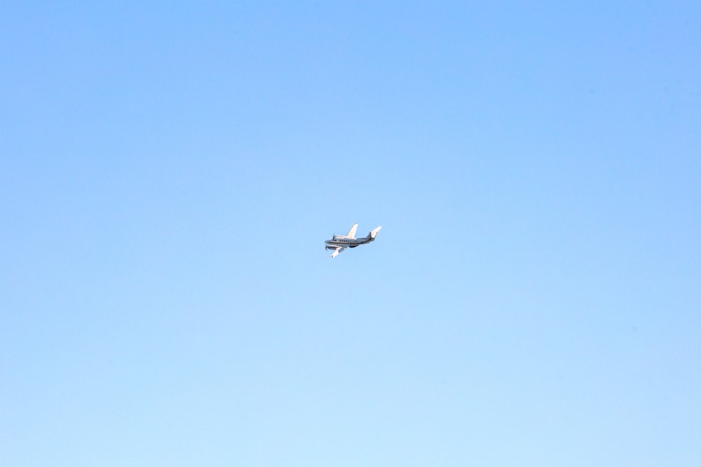 Un avión volando en el cielo