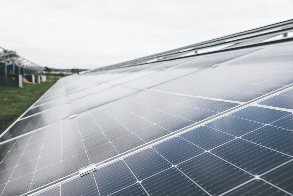 un panel solar en un techo