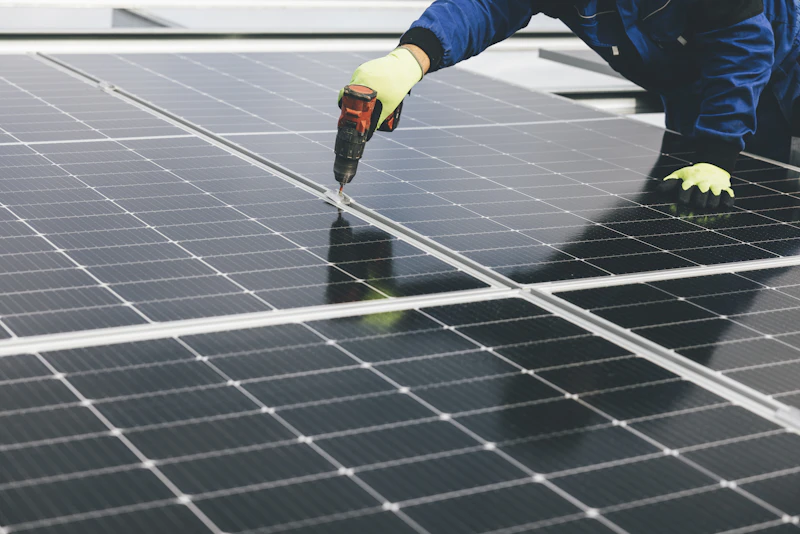 Instalador certificado colocando placas solares en un tejado