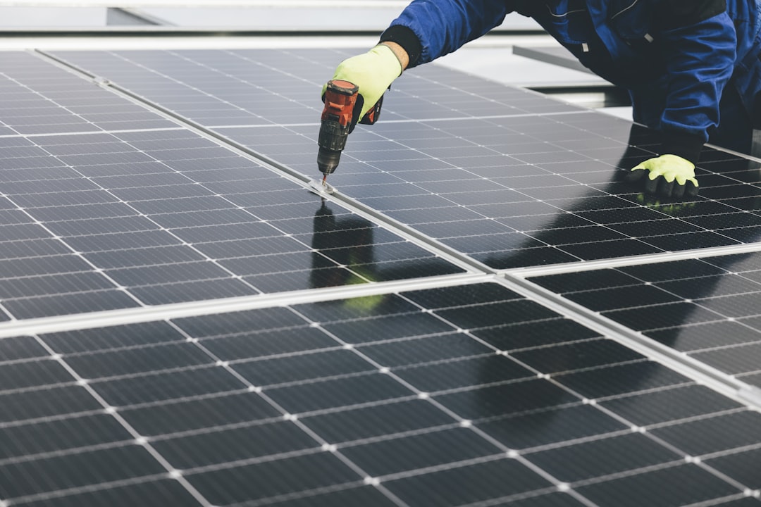 Monteur bei der Installation von Solarmodulen