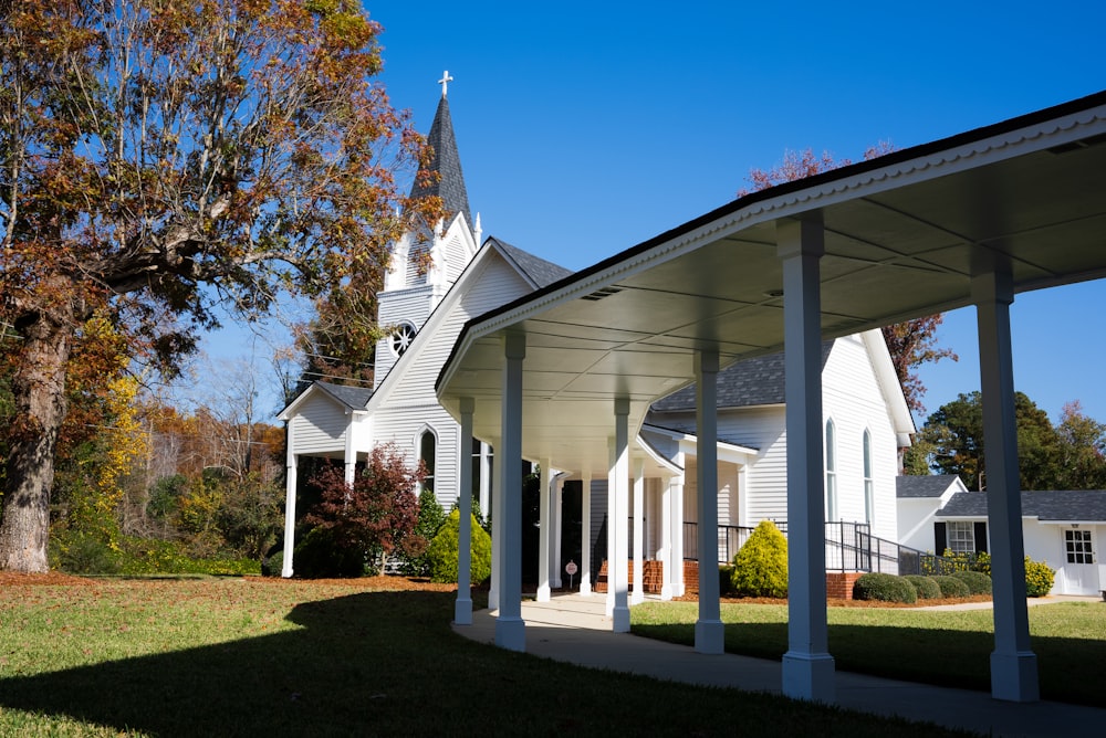 a white building with columns