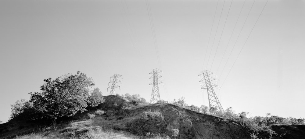 Líneas eléctricas en una colina