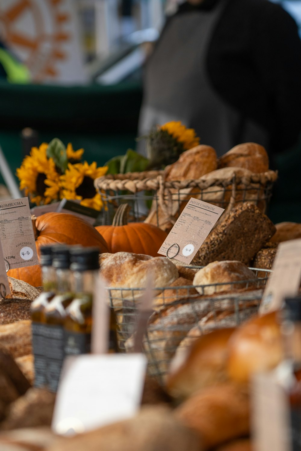 Una canasta de calabazas y otros alimentos