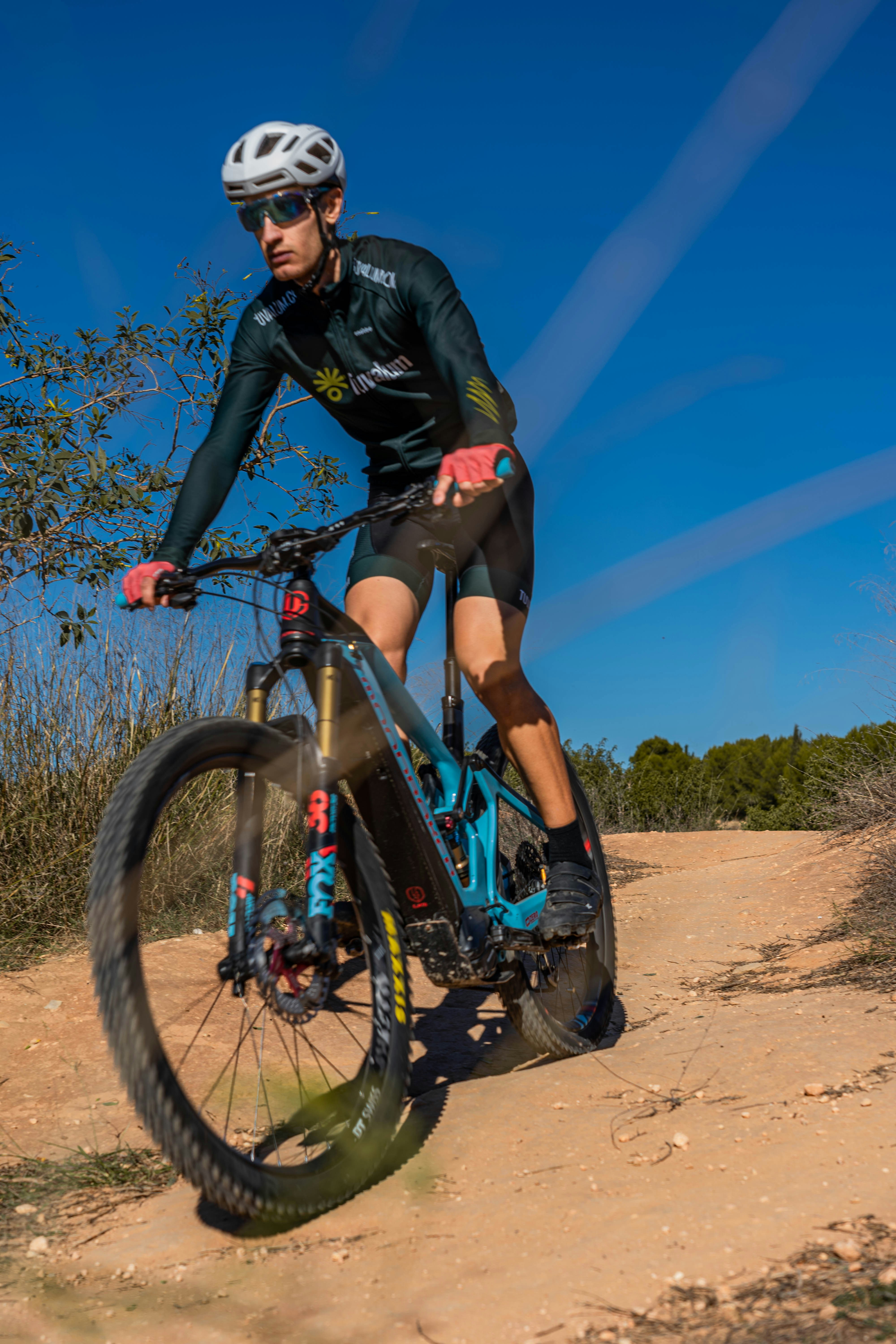 숲속 트레일을 뛰어넘는 e-트레일 바이크