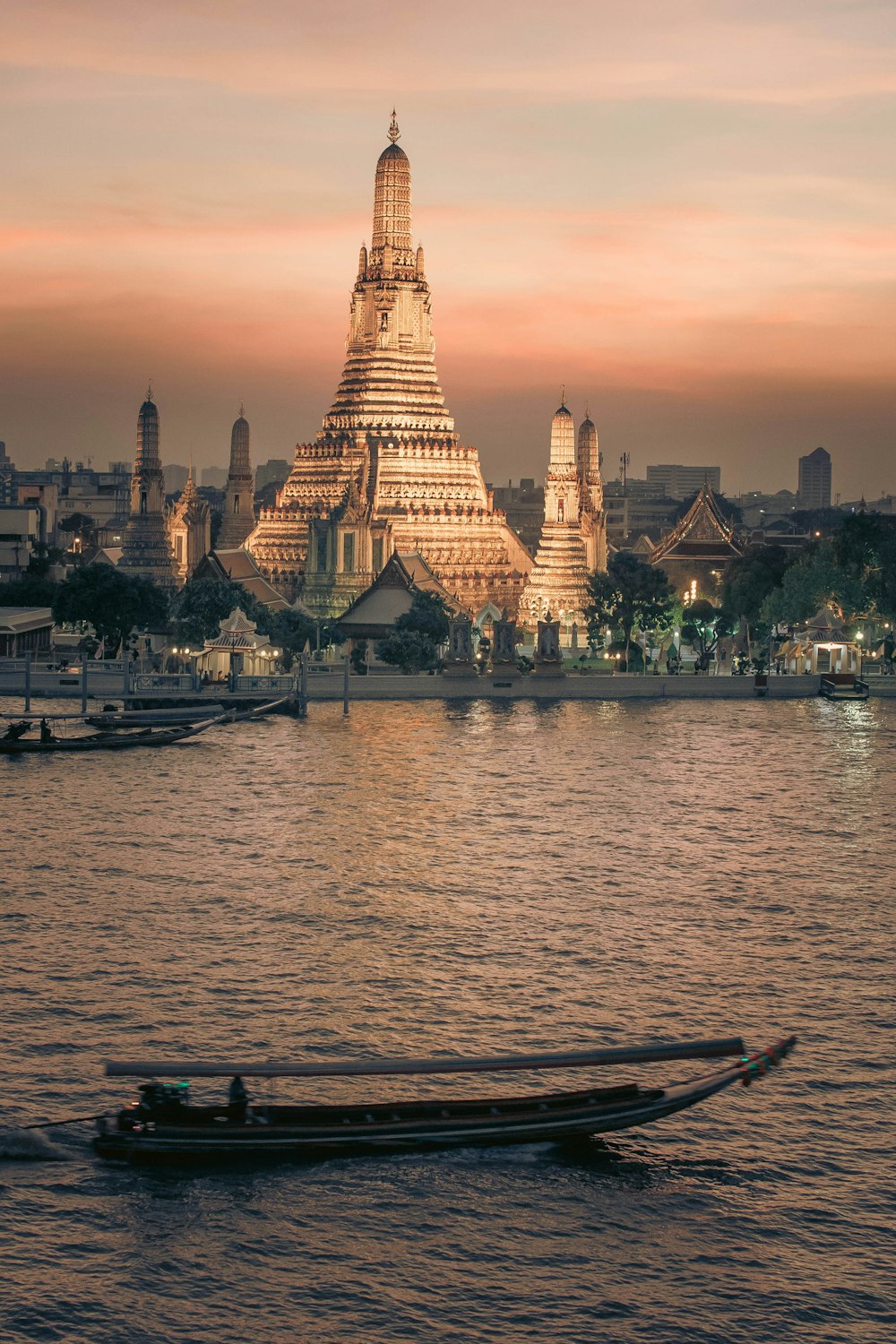 a boat in the water with a large building in the background