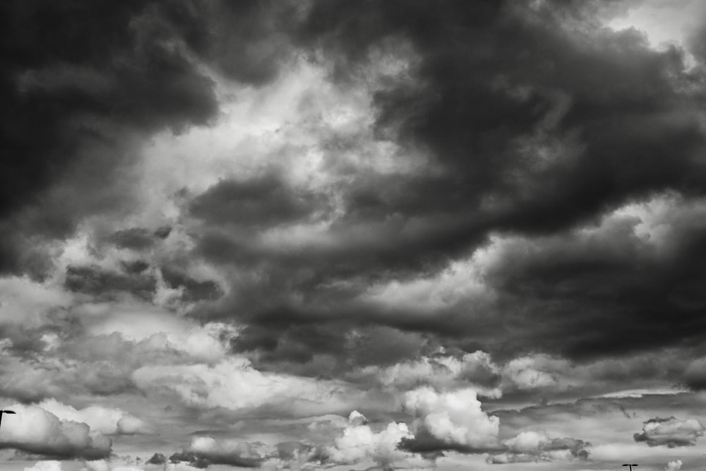 uma foto em preto e branco das nuvens
