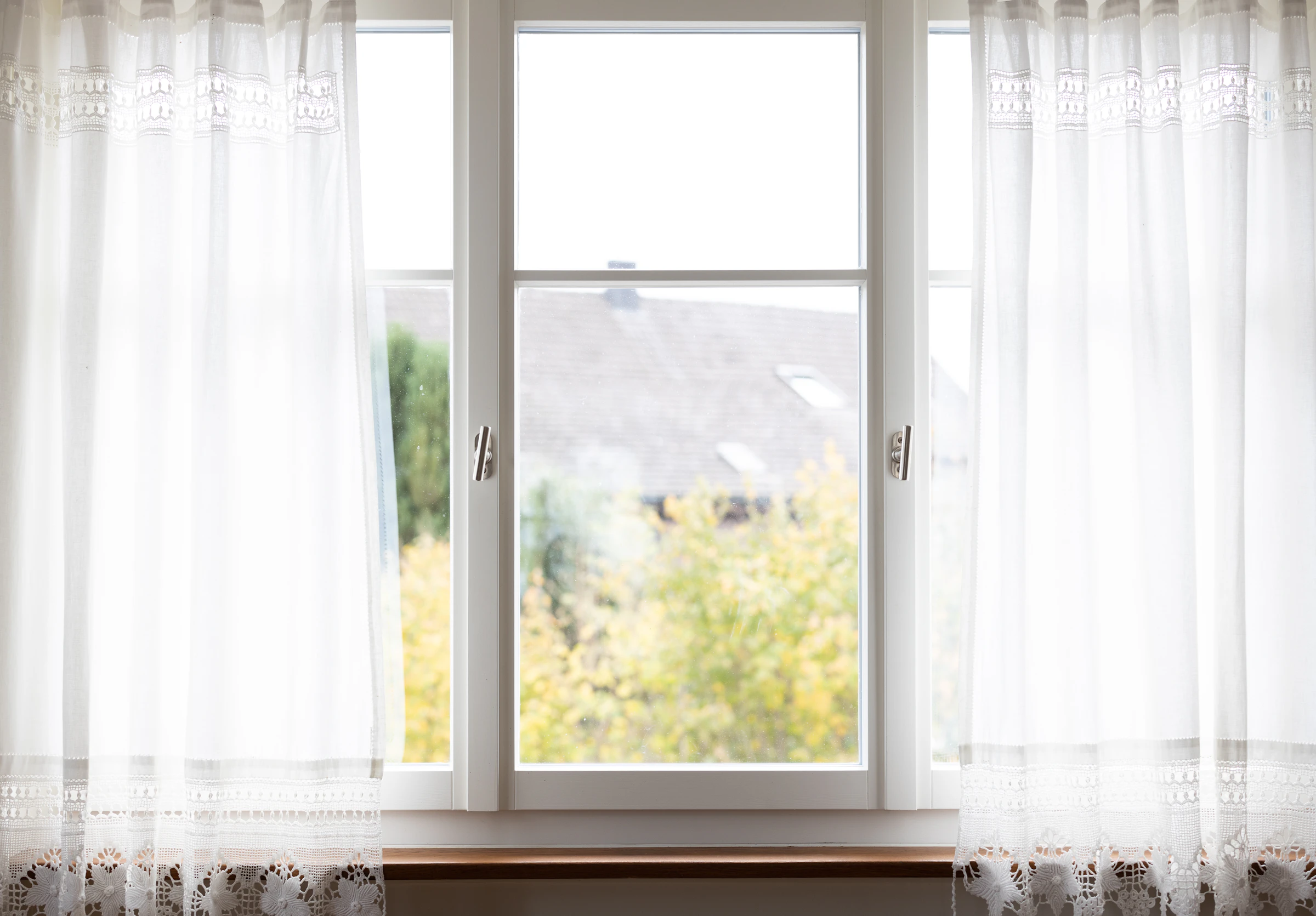 Okno z widokiem na zieleń i parapetem zewnętrznym