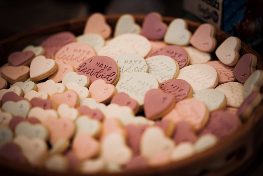 Una pila de caramelos rosados y blancos en forma de corazón