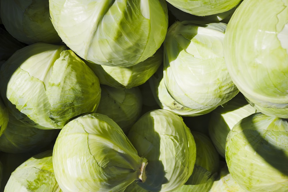 Un grupo de verduras blancas y verdes