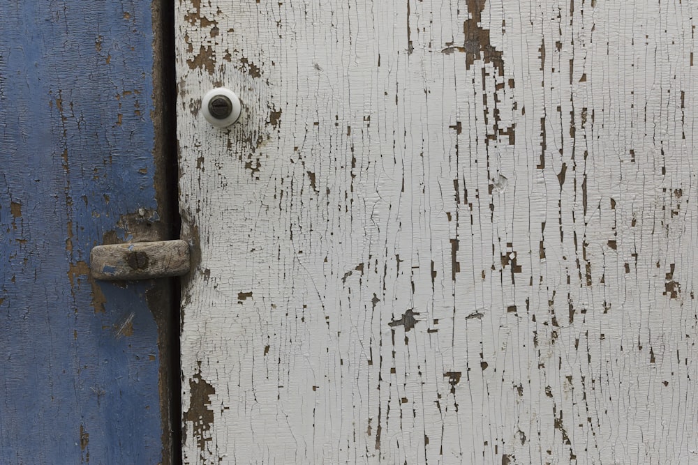 a white and blue wall