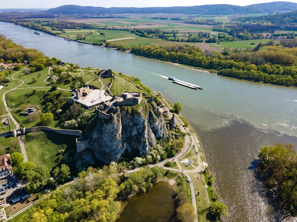 ein Fluss mit einem Boot darauf