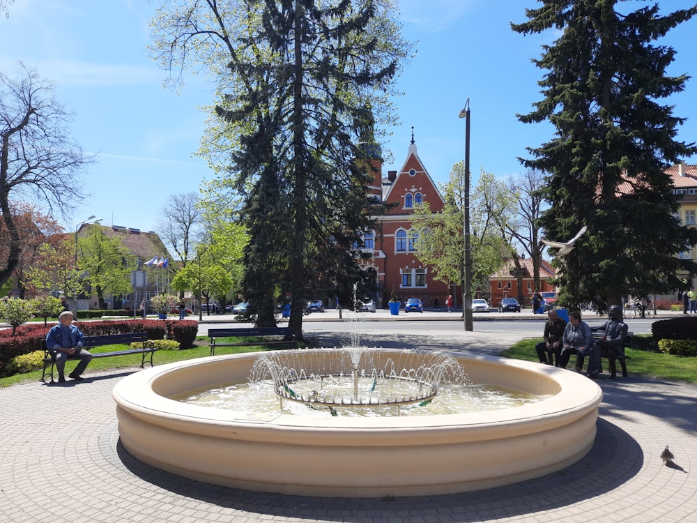 Ein Brunnen in einem Park