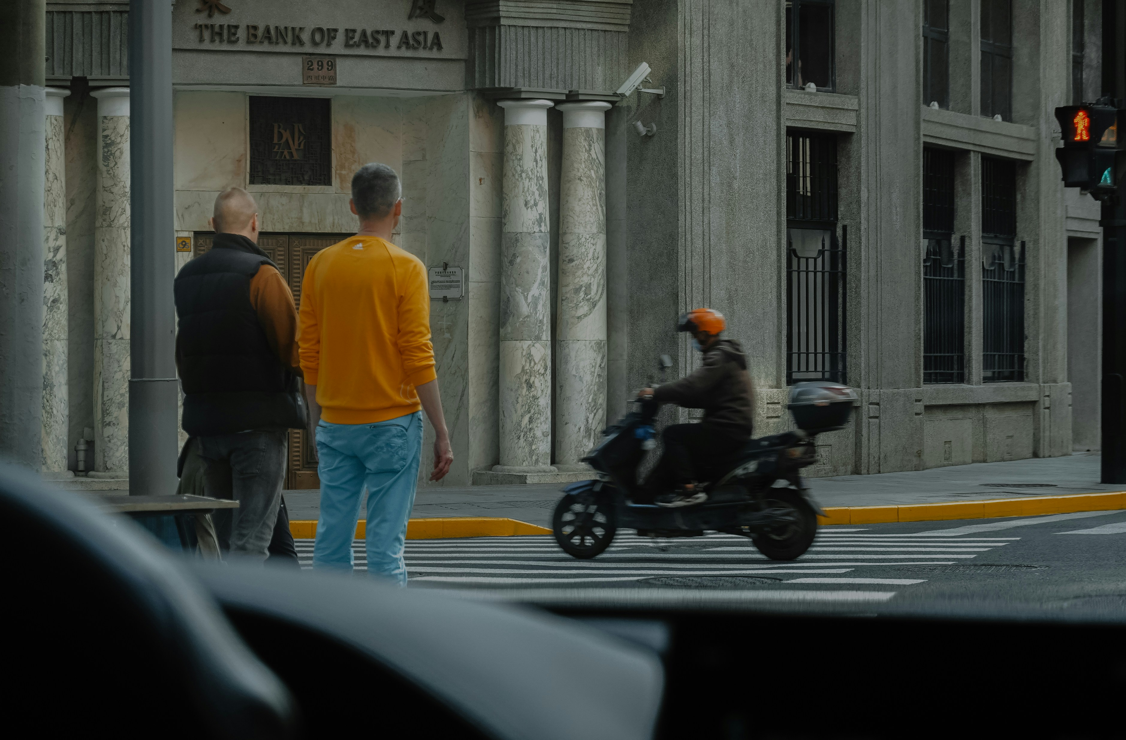 una persona conduciendo una motocicleta por la calle