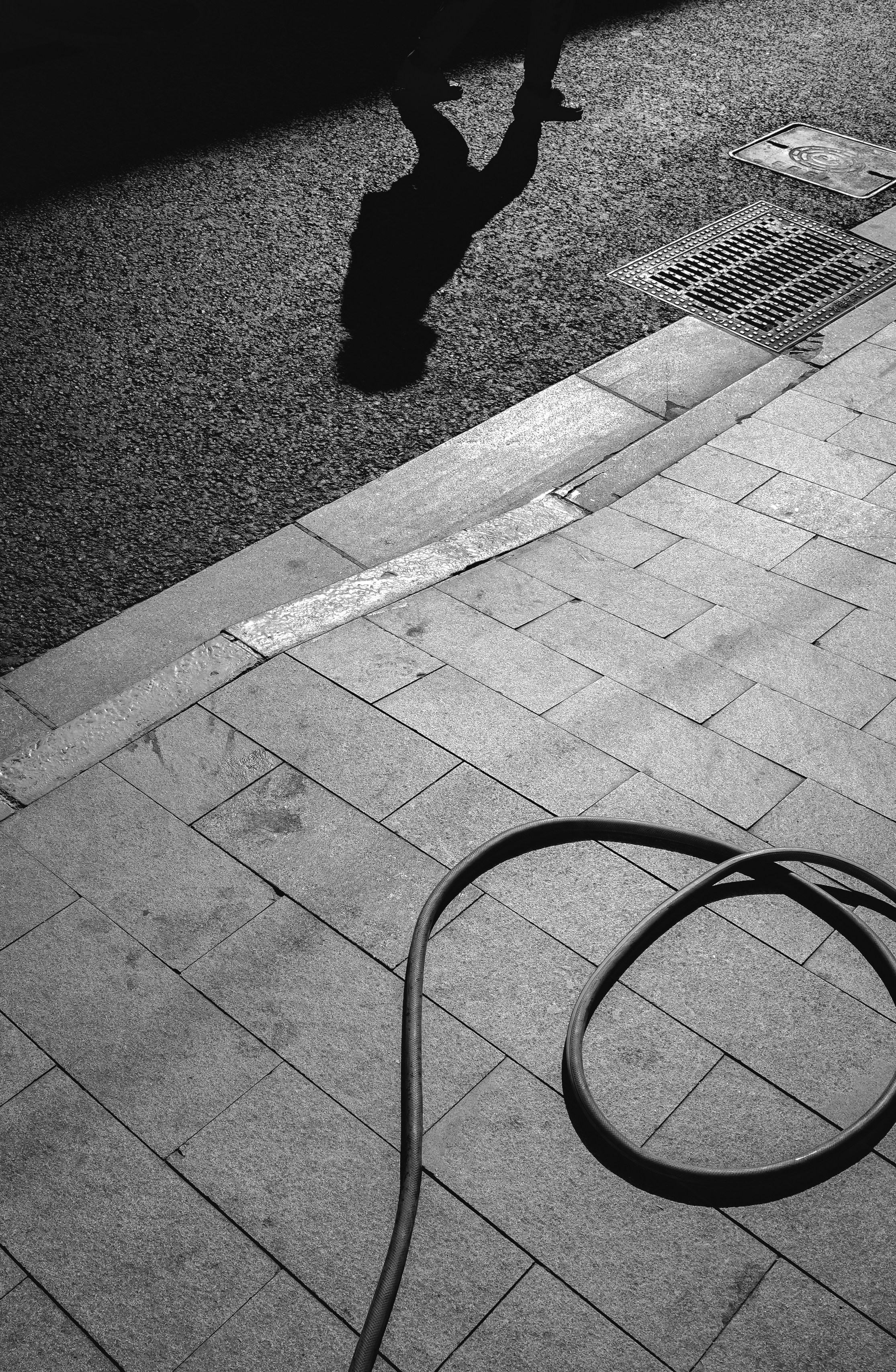 una persona caminando por una acera