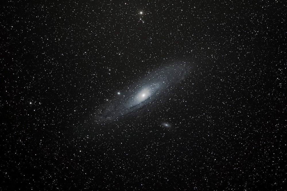 uma galáxia no espaço com a Galeria Arcturus ao fundo