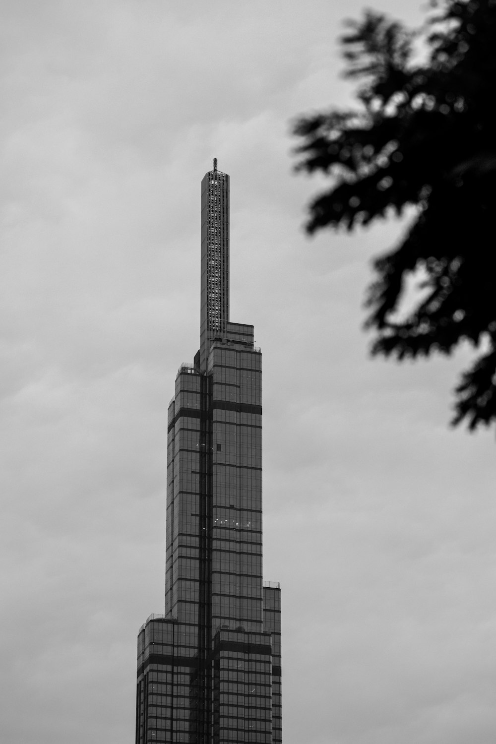 un grand bâtiment avec un arbre devant lui