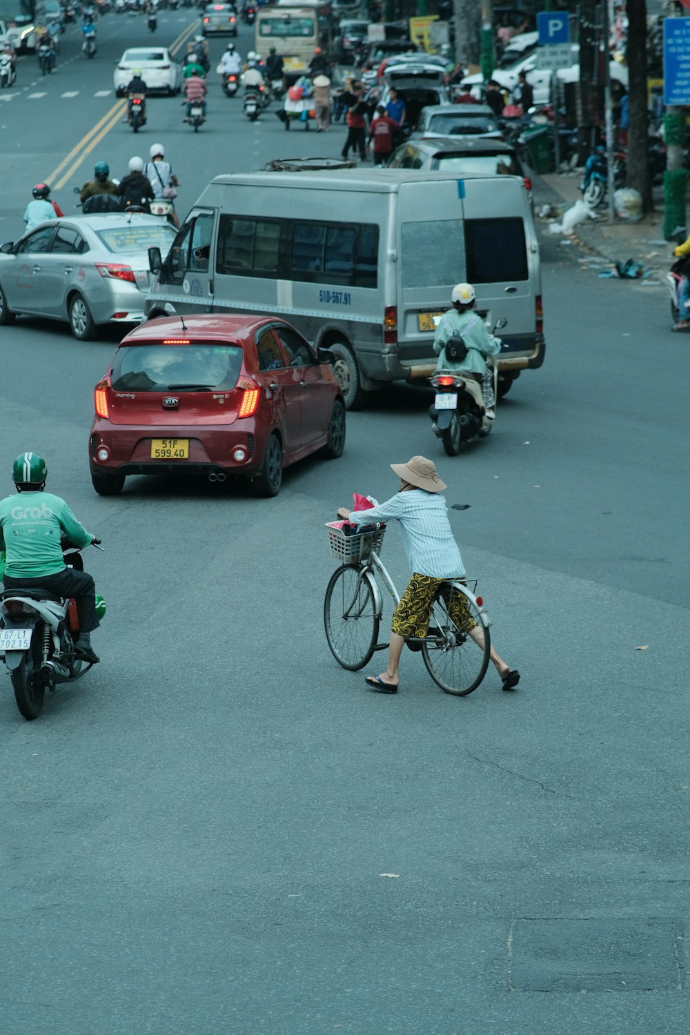 una persona montando en bicicleta por la calle