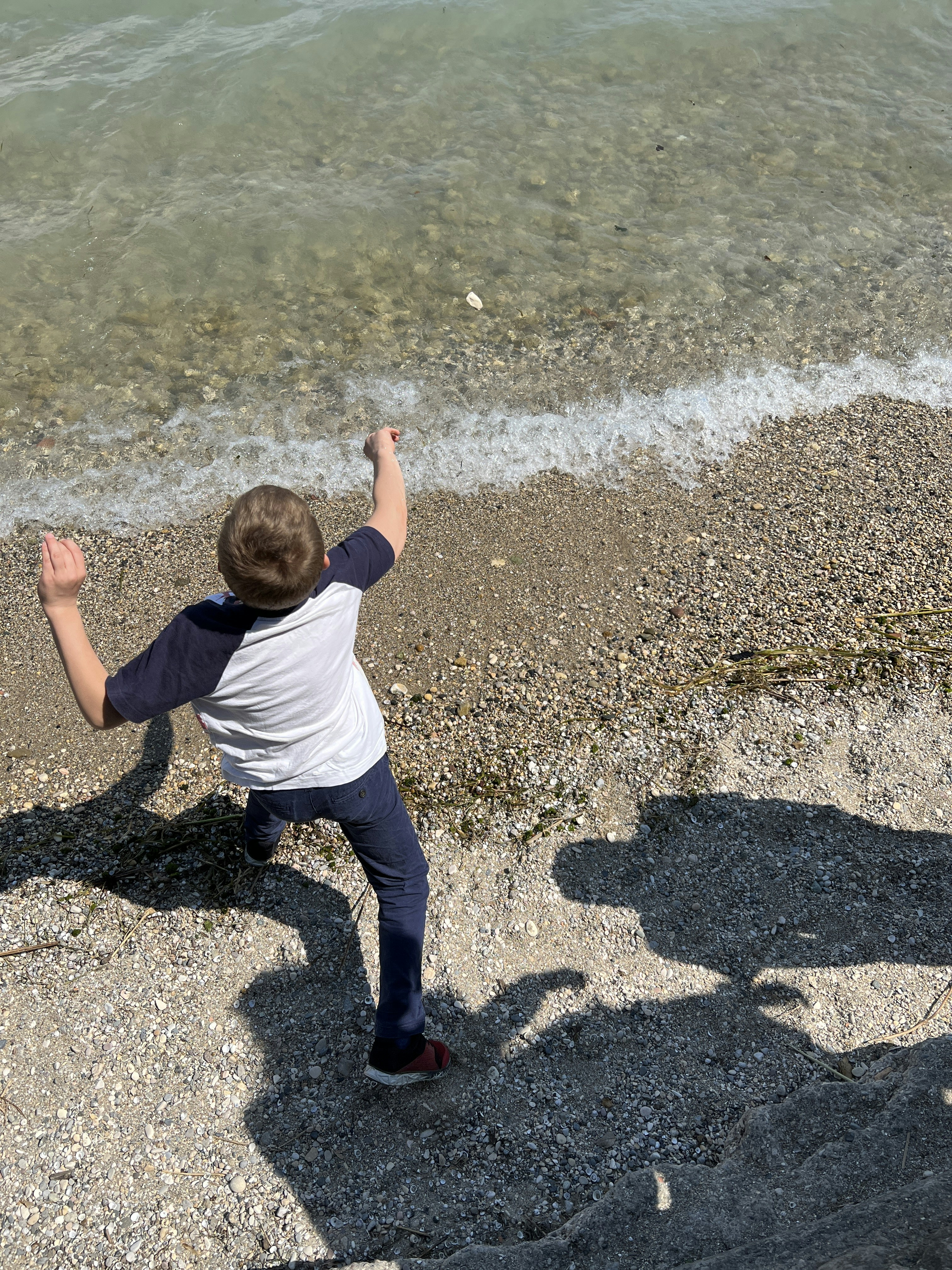 Un garçon debout sur une plage