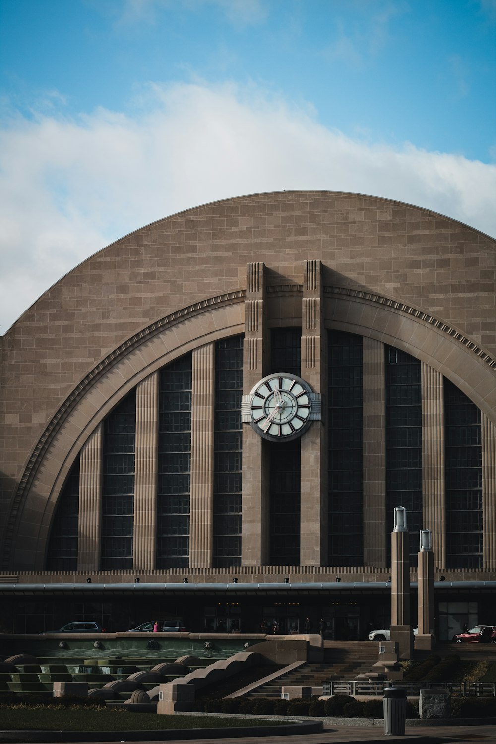 un gran edificio con un reloj con el Centro del Museo de Cincinnati en Union Terminal en el fondo