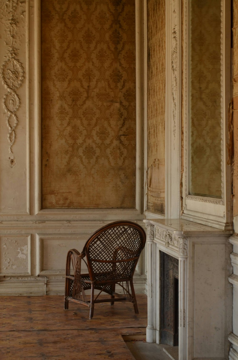 Una silla en una habitación