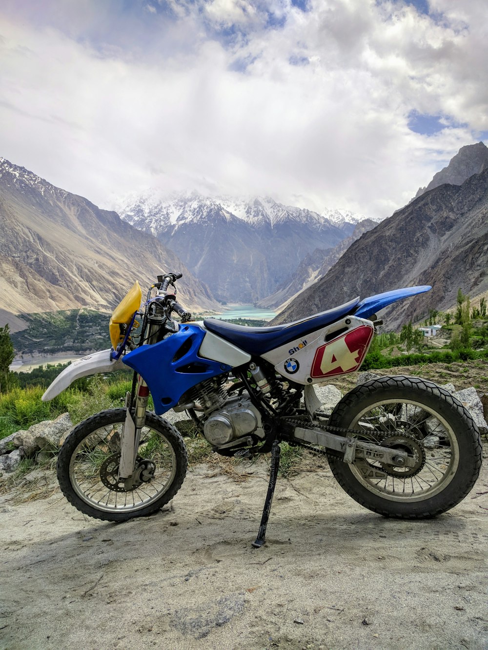 Una motocicleta estacionada en un camino rocoso